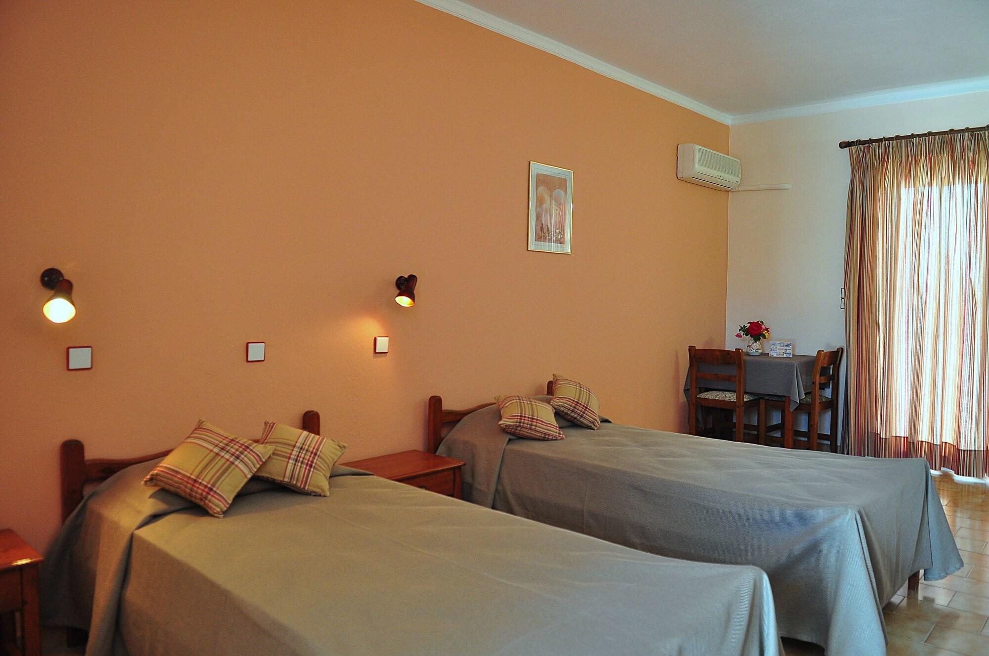 Sandys Studios Apartments And Log Villas بساليدي المظهر الخارجي الصورة