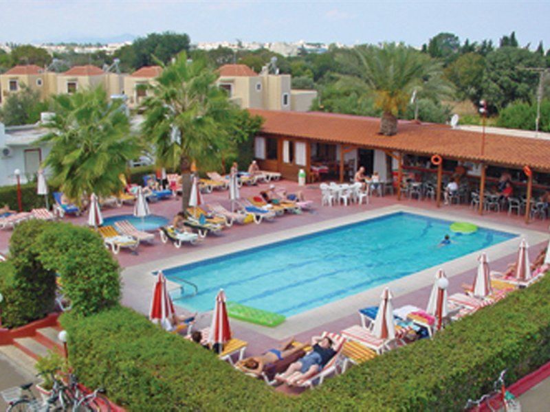 Sandys Studios Apartments And Log Villas بساليدي المظهر الخارجي الصورة