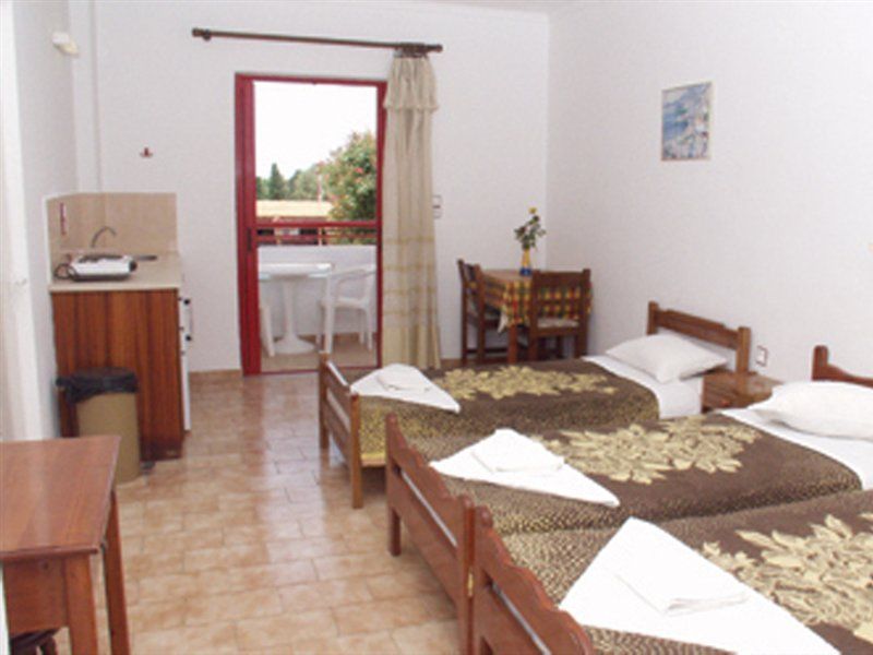 Sandys Studios Apartments And Log Villas بساليدي المظهر الخارجي الصورة