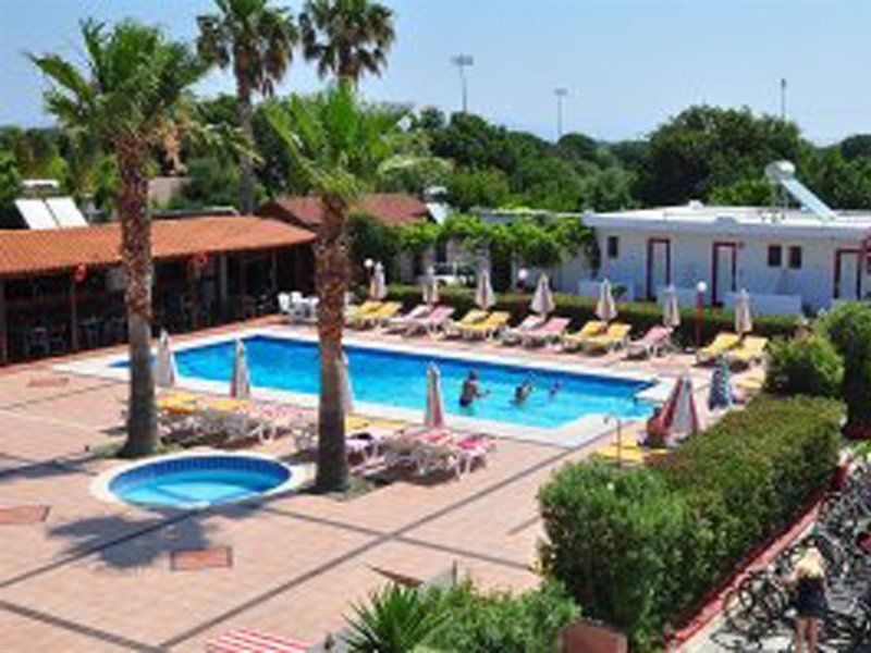 Sandys Studios Apartments And Log Villas بساليدي المظهر الخارجي الصورة