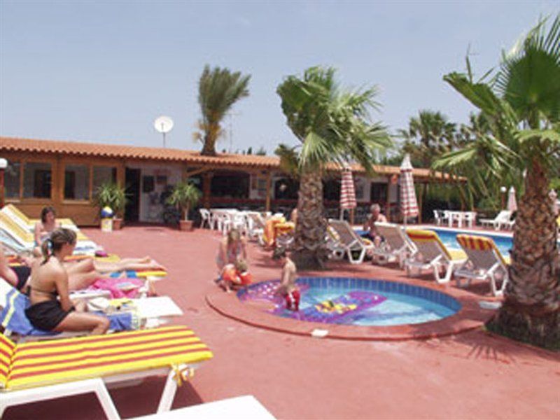 Sandys Studios Apartments And Log Villas بساليدي المظهر الخارجي الصورة