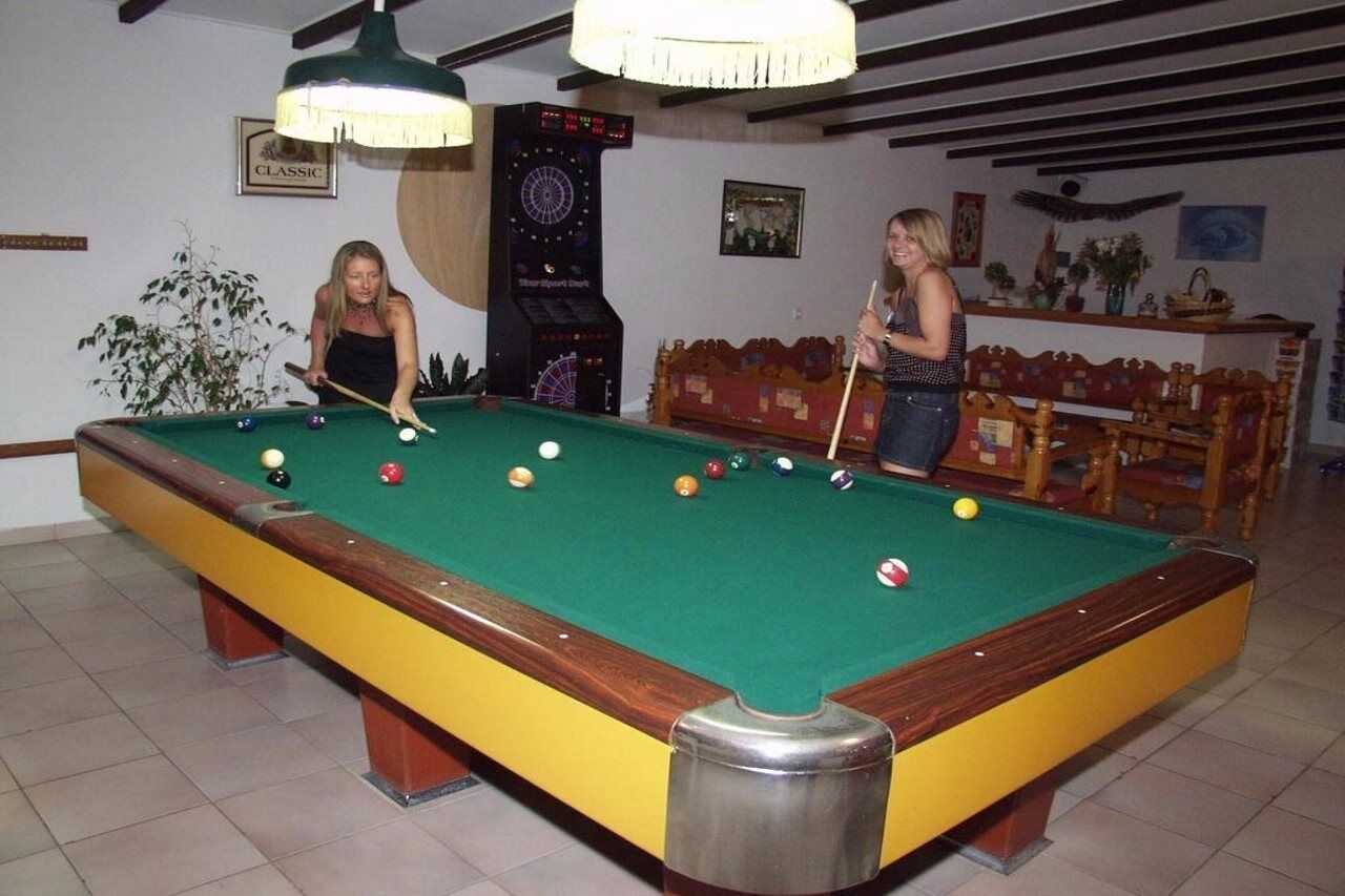 Sandys Studios Apartments And Log Villas بساليدي المظهر الخارجي الصورة